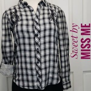 Miss Me, SWEET embroidered blac & white check top Size Medium